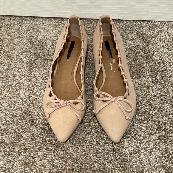 Tahari Elon Ballet Flat Blush Suede Pointed Toe Bow Accent Size 6 - Picture 1 of 7